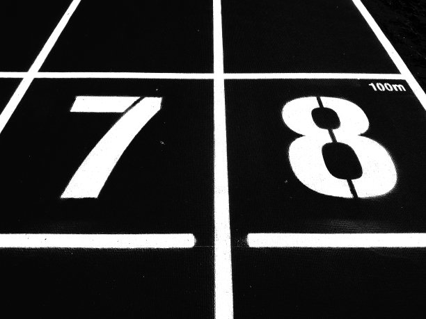 体育场跑道或运动员跑道的起始编号(7)(8)。跑道是田径运动中使用的人造橡胶跑道。(黑白照片)图片下载