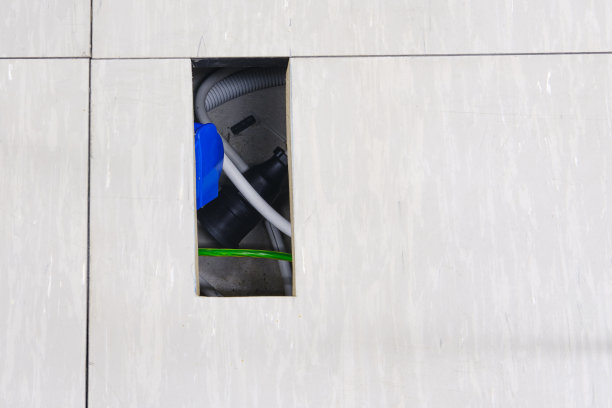 假地板隐藏电线和电缆，使办公室看起来圆滑。网络连接在会议室的地砖下面。图片下载