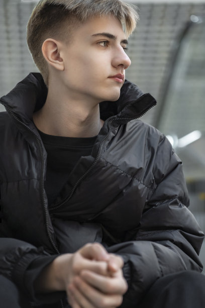 15-18岁的英俊少年，看向别处。高加索年轻人的近距离情感肖像图片下载