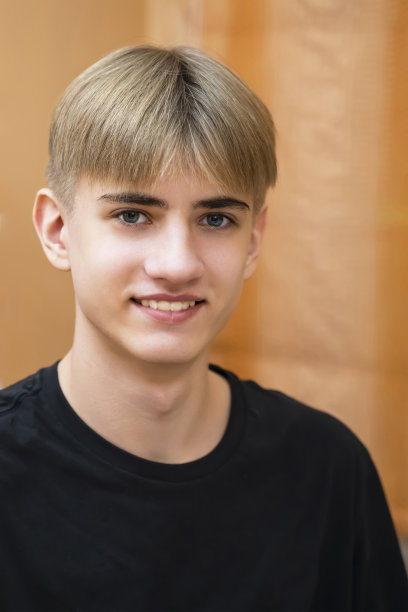 15-18岁的帅气少年，微笑着看着镜头。高加索年轻人的近距离情感肖像图片下载