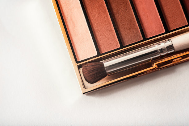 装饰化妆品，眼影板和化妆刷在白色背景上的特写，俯视图。宏图片下载