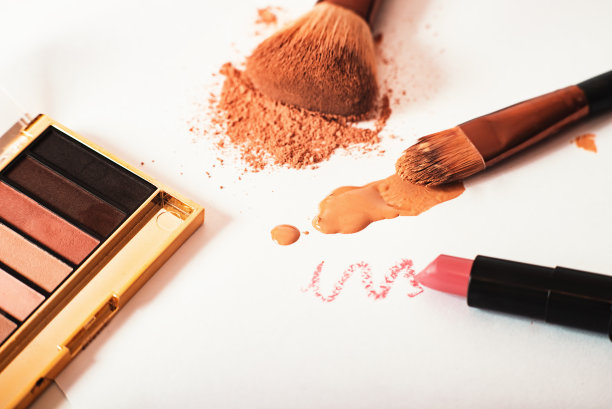 易碎的粉与粉裸色基调刷紧凑,基金会,眼影调色板和口红在白色背景上图片下载