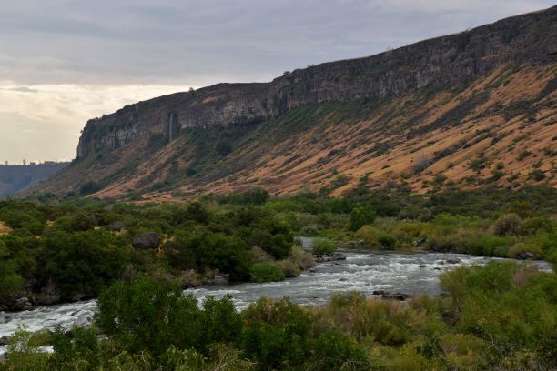 从雄伟的蛇河峡谷俯瞰爱达荷州令人惊叹的双子瀑布地区。图片下载
