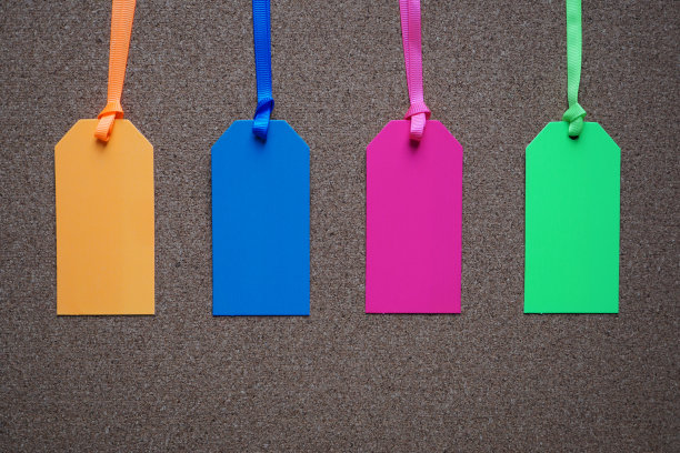 黑色背景上的多色价格标签图片下载