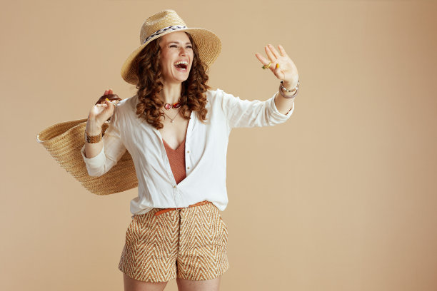 快乐的时尚女性穿着上衣和短裤与米色图片下载