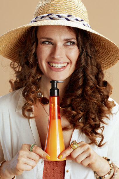 穿着米色衬衫和短裤的快乐优雅的女人图片下载