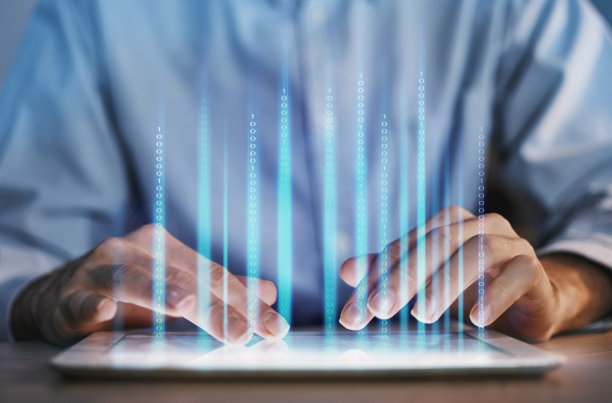 手，平板电脑和办公室与男人在晚上的网页设计，规划和创新的应用程序界面。开发人员，移动触摸屏开发或软件，网站用户体验和大数据编程工作图片下载