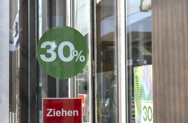 服装店的玻璃门打七折图片下载