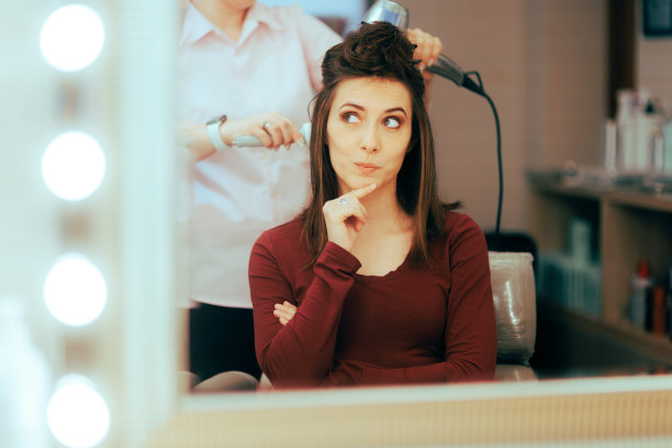 一位女士在美发沙龙里思考她的新造型图片下载