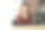 一位女士在美发沙龙里思考她的新造型图片下载