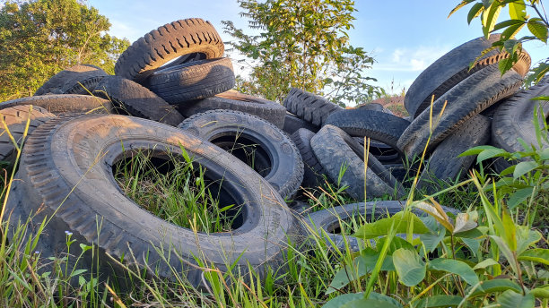 一堆旧汽车轮胎。图片下载