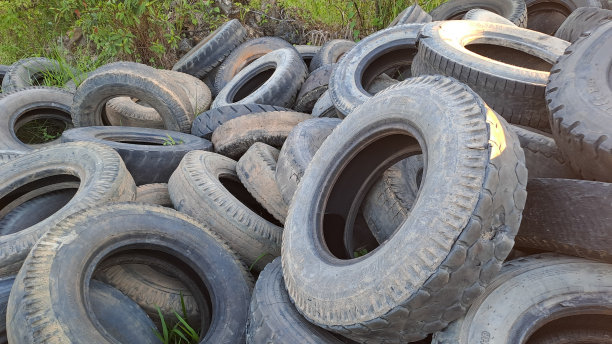 一堆旧汽车轮胎。图片下载