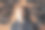 女人被许多杯咖啡包围着。一个短发的女人正看着镜头。截止日期，加班的概念。图片下载