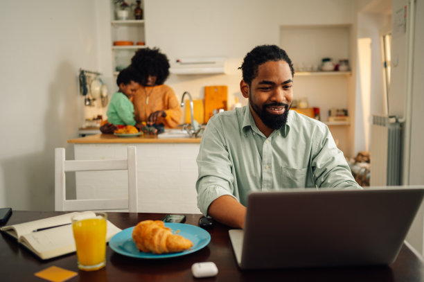 一个多种族的家庭早上在家里。图片下载