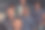 一群不同的商人和同事一起走过他们的工作场所，展示公司的协作和团队精神。图片下载