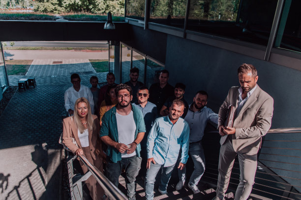 一群不同的商人和同事一起走过他们的工作场所，展示公司的协作和团队精神。图片下载