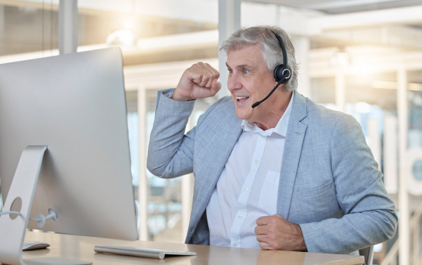 胜利，呼叫中心和商人的成功，为电信销售，利润或在线目标的拳头和庆祝。专业顾问，经理或获奖者是奖金的电脑图片下载