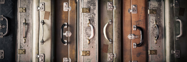 旧的复古行李横幅。一排老式旅行箱。有旅游概念背景。图片下载