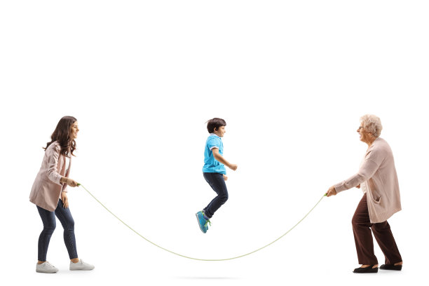 年轻和年老的妇女拿着绳子和男孩跳绳图片下载