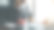 房屋销售和房屋保险的概念。地产代理把房子钥匙交给一名妇女，并要求客户在文件上签字，使合同合法。图片下载