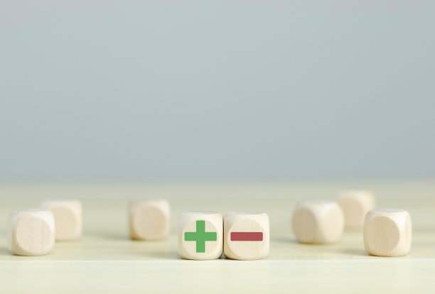 正负号对立的概念。的决定。积极或消极的商业选择。在木块上。图片下载