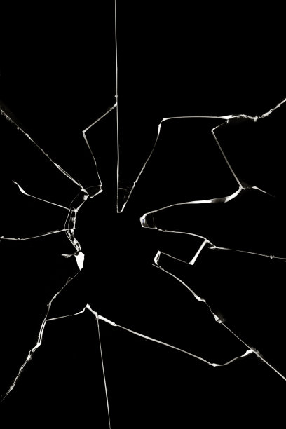 被破坏者打破的窗户上有黑色破碎的玻璃和白色的裂纹纹理。纹理用于设计。图片下载