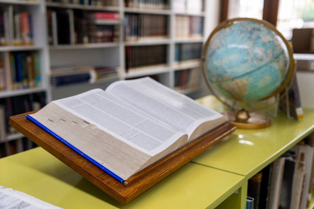 在图书馆打开一本书图片下载