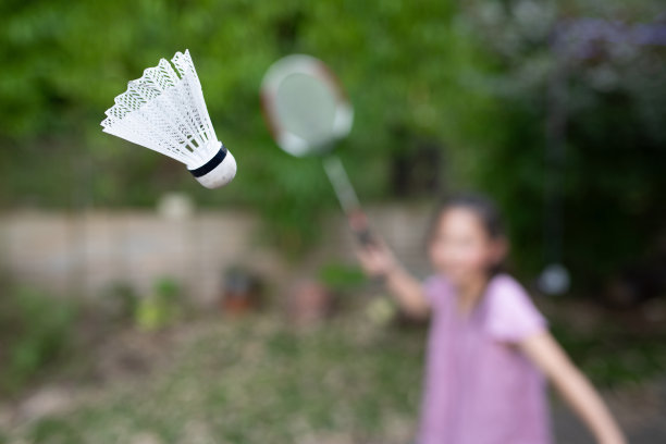 打羽毛球的女孩图片下载