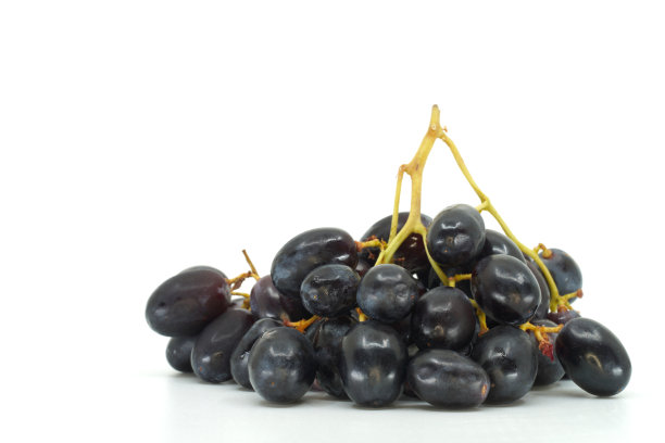 白底黑葡萄。浅景深。关注前景。图片下载