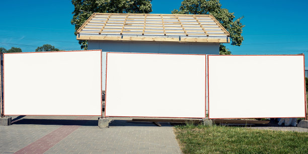 信息空白的白色横幅固定在围栏的建筑工地图片下载