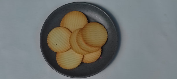 圆盐饼干，圆饼干孤立的白色背景，干饼干孤立，零食和快餐的概念，土豆饼干或去土豆，盐土豆饼干上的盘子图片下载