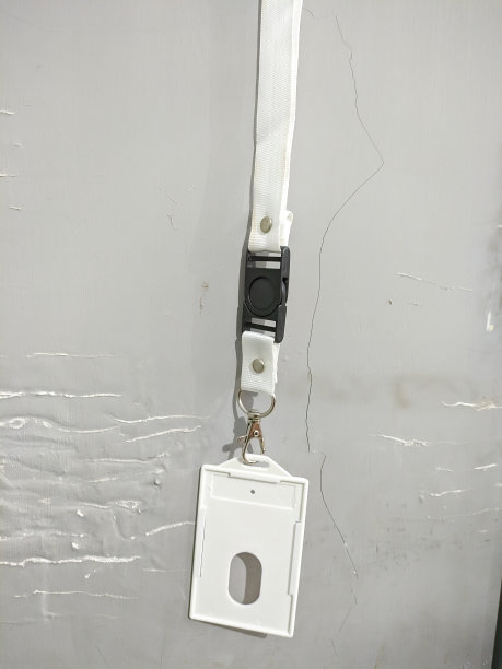 白色的挂绳，灰色的墙壁背景图片下载