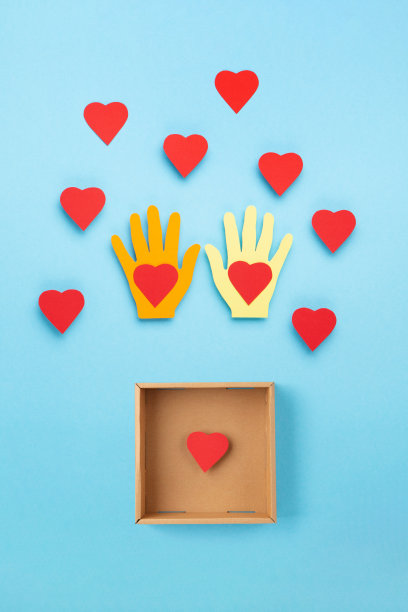 世界人道主义日概念。蓝底红纸爱心及捐款箱。图片下载