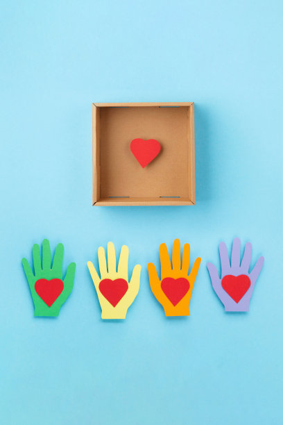 世界人道主义日概念。蓝底红纸爱心及捐款箱。图片下载