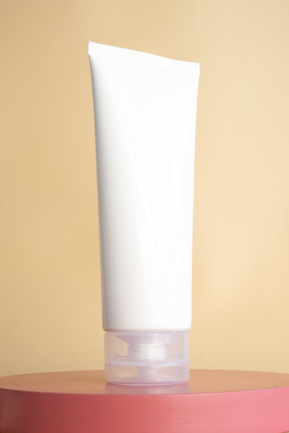 讲台上的空白化妆管模型图片下载