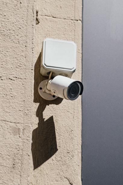 建筑物墙上的白色闭路电视小摄像机图片下载