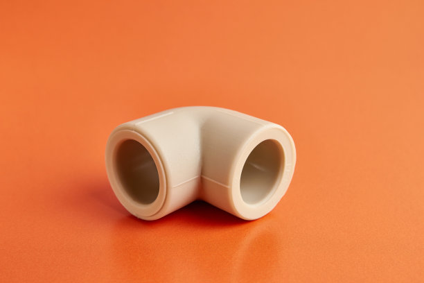 热塑性管的连接角呈90度角。供水和污水系统的安装概念。图片下载