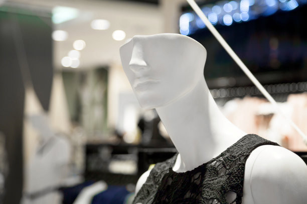 时尚精品店里穿着黑色夏季衬衫的白人女性人体模特图片下载