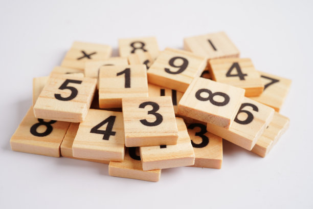 数字木块立方体用于学习数学，教育数学概念。图片下载