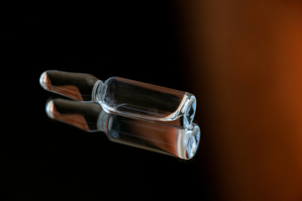 装药的安瓿放在镜子的特写镜头上图片下载