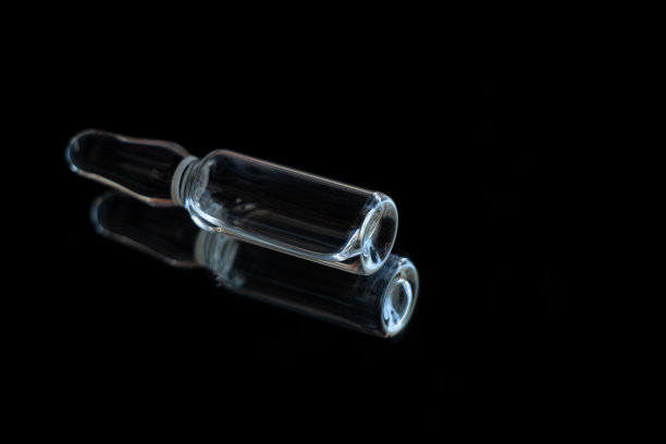 装药的安瓿放在镜子的特写镜头上图片下载