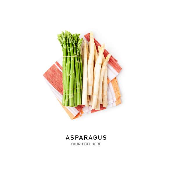 新鲜的绿色和白色的芦笋和厨房毛巾创意布局孤立在白色的背景图片下载