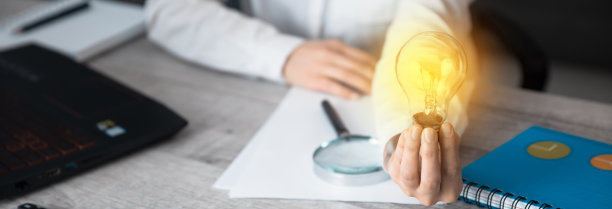 一个男人拿着灯泡图片下载