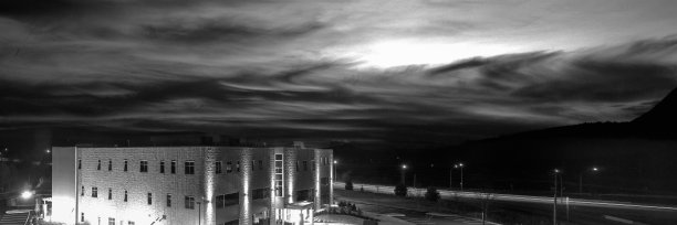 高速公路沿线工业建筑上空的暴风雨云景图片下载