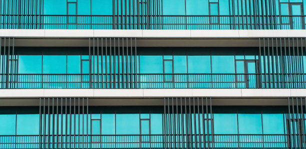 架构细节背景。摩天大楼外。复杂高层建筑的细节。玻璃幕墙建筑图片下载