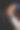 一只男性的手放在钢琴上。手掌放在琴键上，在音乐学校里弹奏键盘乐器。学生学习玩。手的钢琴家。黑色的深色背景。垂直图片下载
