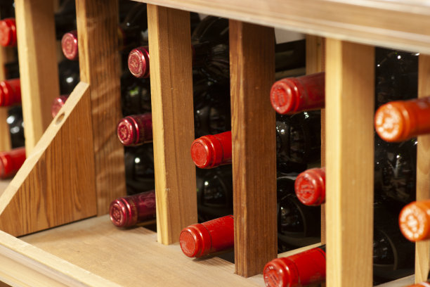 葡萄酒架与葡萄酒酒瓶。图片下载