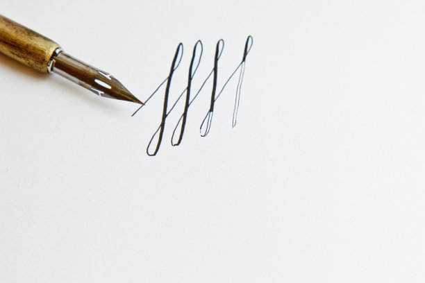 用水笔在白纸上画的图案，上面画有条纹。文具近距离俯视图。拼写课和书法练习。模板，布局，背景。宏图片下载