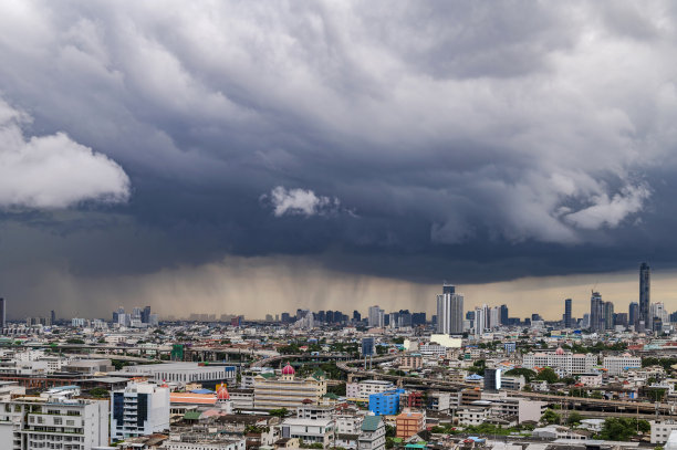 一场暴雨和戏剧性的大气云可能是市中心的一道风景。图片下载