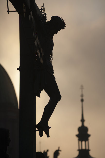 布拉格-日出时查理大桥上从H. Hilger穿过的剪影图片下载